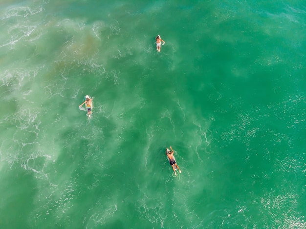 Photo a view from above of the surfers in the ocean