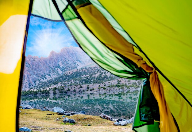 Вид из палатки на Алаудинское озеро и скалистую гору.