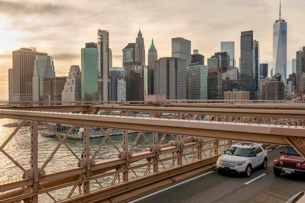 写真 ブルックリン橋から道路とニューヨークの高層ビルを見る