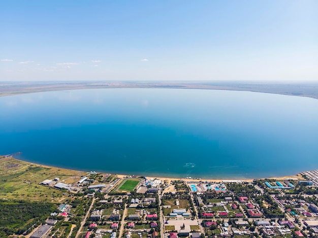 Vista dall'alto della località turistica in riva al lago veduta aerea della città e del lago chiamato yarovoye