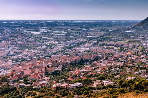 イタリアのテラシナ市と地中海沿岸の頂上からの景色 谷と山の景色と美しい風景