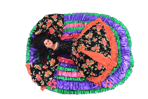 Вид сверху. Танцовщица в шикарном цыганском платье. Изолированные на белом фоне