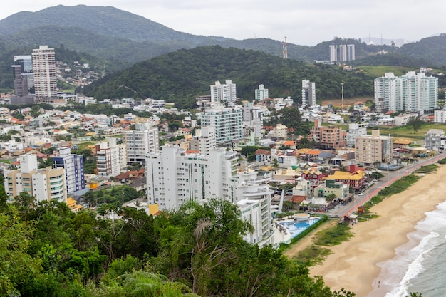 Vista dalla cima della collina del careca a balneario camboriu a santa catarina