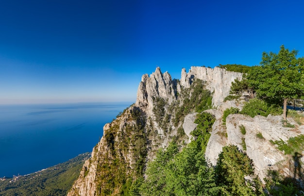 вид с вершины горы ай петри. Фото высокого качества