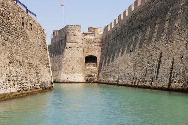 Vista da una barca turistica delle mura reali di ceuta e del suo fossato navigabile