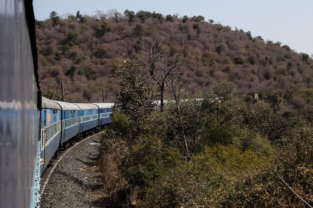 Foto vista dal finestrino del treno