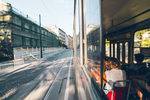 Вид из трамвая наполовину внутри, наполовину снаружи, вид на старый европейский город, городской транспорт