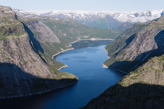 Vista dalla scogliera di trolltunga in norvegia