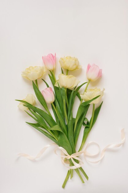 Вид сверху цветы тюльпана розового и желтого цвета с копировальным пространством на белом фоне