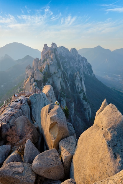 Vista dal picco di roccia di ulsanbawi sul tramonto. parco nazionale di seoraksan, corea del sud