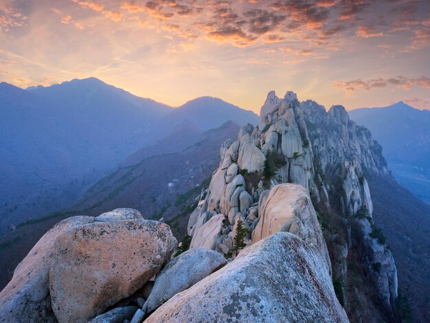 Vista dal picco di roccia di ulsanbawi sul parco nazionale di seoraksan al tramonto, corea del sud