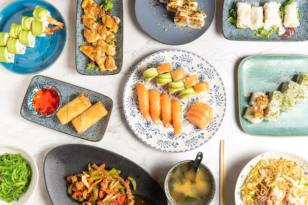 Вид сверху на различные блюда азиатской кухни