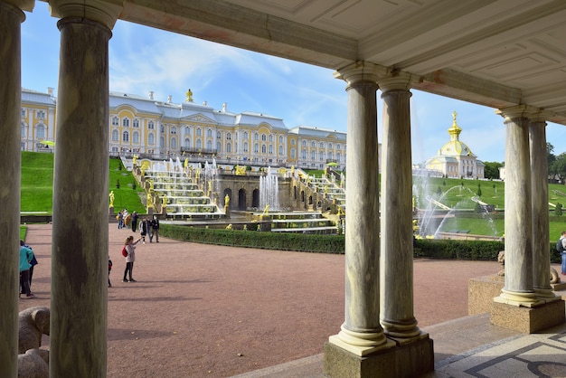 Foto la vista dal padiglione voronyanskogo colonnato di marmo in lontananza un edificio speciale