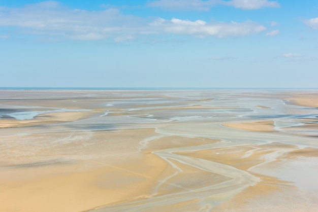 썰물 때 만에 있는 몽생미셸(Mont Saint Michel)의 벽에서 볼 수 있습니다. 프랑스