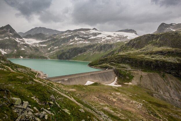 오스트리아의 Hohe tauern에 Weissee 호수에서보기