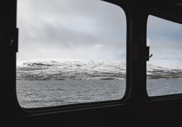 핀란드 의 호수 에 있는 크루즈 선박 의 창문 에서 보는 풍경