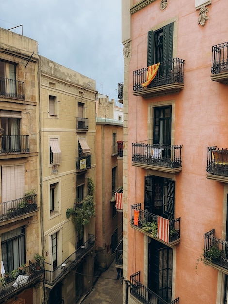 Photo view from the window to the street with balconies in barcelona