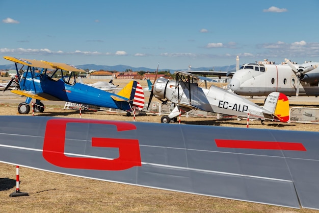 ビンテージ航空機モデルの展示に他の古い航空機が駐機している飛行機の翼からの眺め
