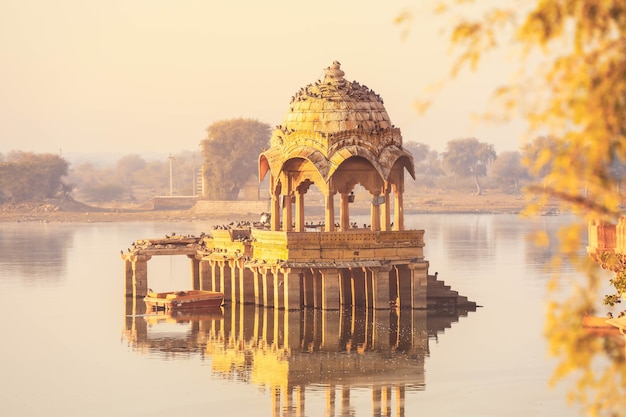 Вид на мирную сцену озера Гадисар утром, Джайсалмер, Индия