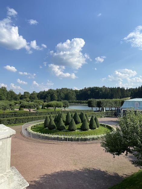 Photo a view of the gardens from the castle grounds