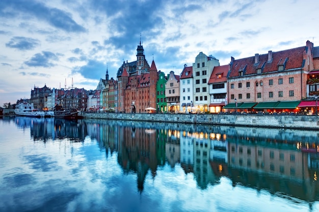 Photo view of gdansk old town and motlawa river poland at sunset