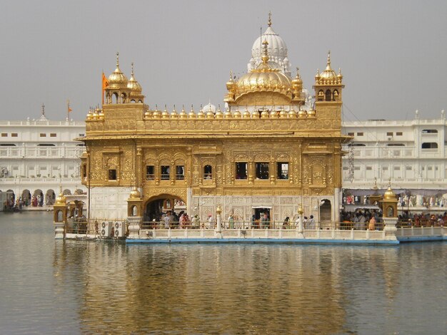 Photo view of the golden temple amritsar at waterfront