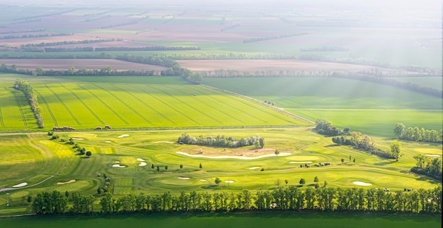 Vista del campo da golf dall'alto in una giornata di sole