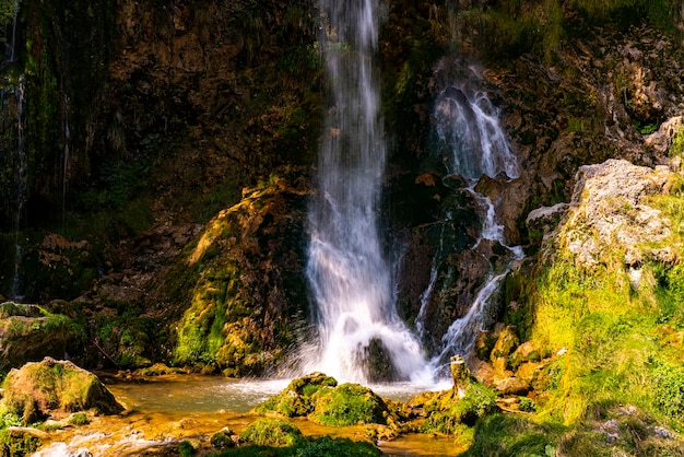 세르비아의 Zlatibor 산에서 Gostilje 폭포에서보기