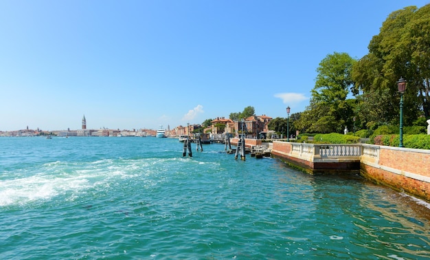 暑い夏の朝の大運河の眺め 青い空 紺碧の水 ベニス イタリアの美しい建築