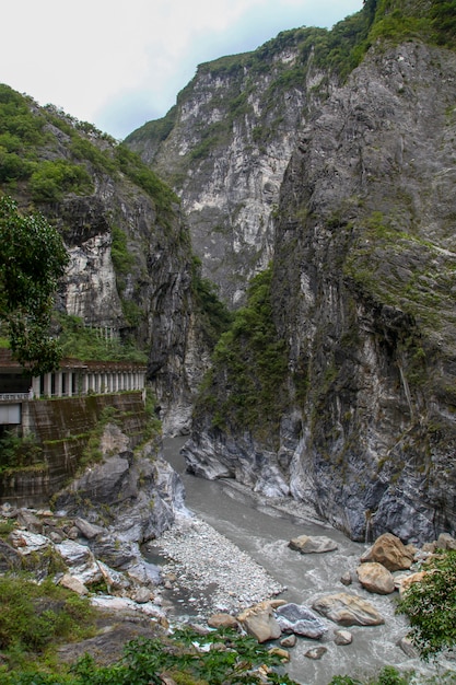 花蓮、台湾の太魯閣国立公園の風景で灰色の水の川の眺め。