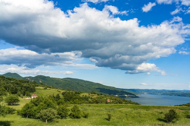 Вид на холм Гребень на берегу Дуная в Сербии