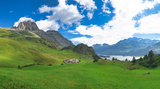 스위스 알프스(Swiss Alps)의 엥가딘(Engadine) 계곡에 있는 그레바살바스(Grevasalvas)의 전망