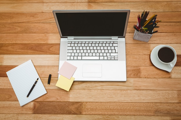 Vista di un computer portatile grigio con caffè