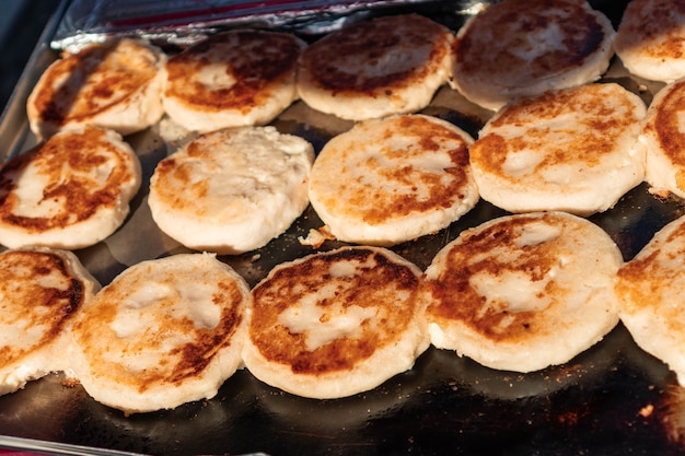 焼きアレパの眺め。コロンビア料理