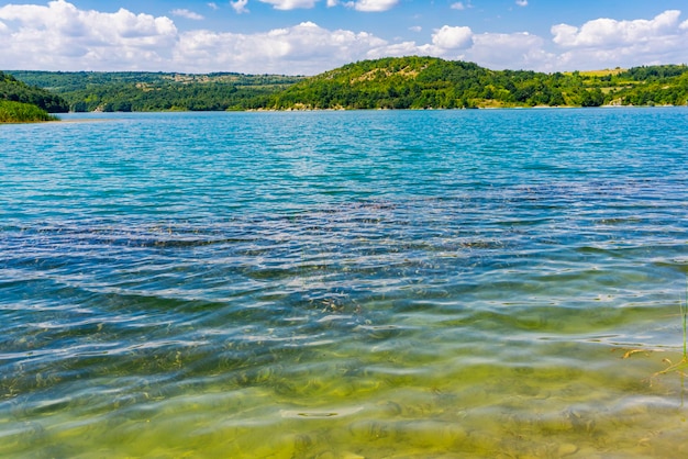 Вид на озеро Грлисте недалеко от Заячара в Восточной Сербии.