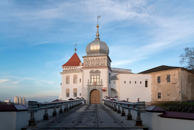 화창한 날 Grodno Belarus의 Neman 강 유역에 있는 Grodno Old Castle Grodno Upper Castle의 전망