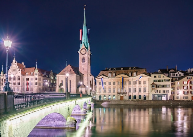 Vista di grossmunster e della città vecchia di zurigo dal fiume limmat a zurigo