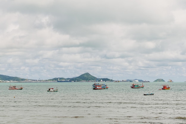 漁師のボートと小さな島々とタイランド湾の景色