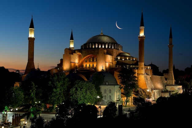 Вид на собор Святой Софии после заката, Стамбул, Турция