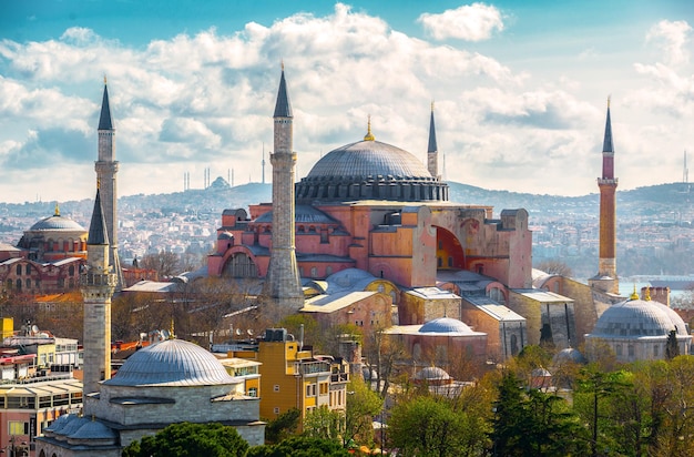 Photo view on hagia sophia in istanbul at sunny cloudy day