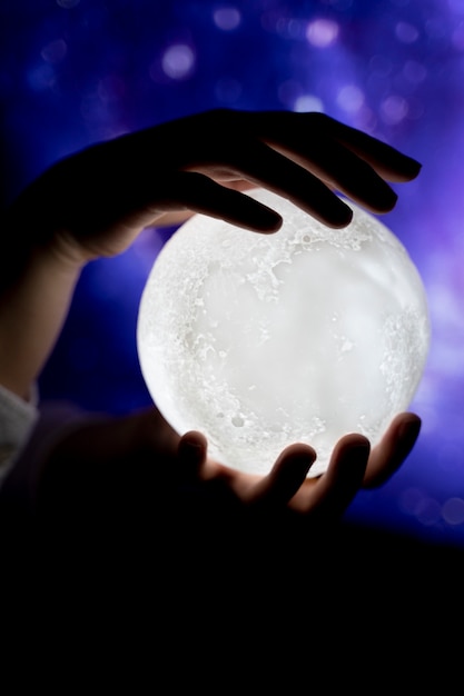 Photo view of hands holding moon light