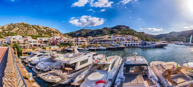イタリア、サルデーニャ島、ポルトゥクアトゥの豪華ヨットのある港の眺め。 T