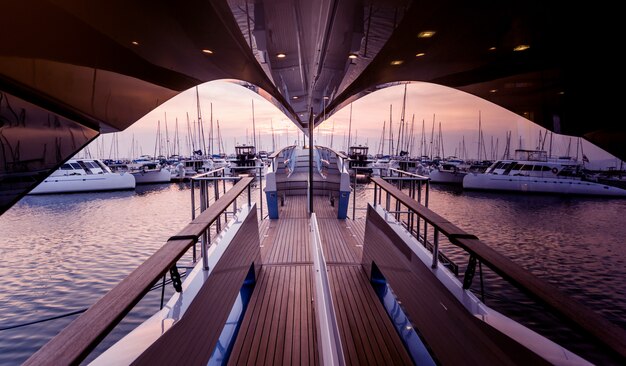 Vista del porto con dettagli di yacht. bel cielo al tramonto nella baia marina.