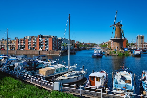 Вид на гавань дельфсхавена и старую зерновую мельницу de destilleerketel роттердам, нидерланды