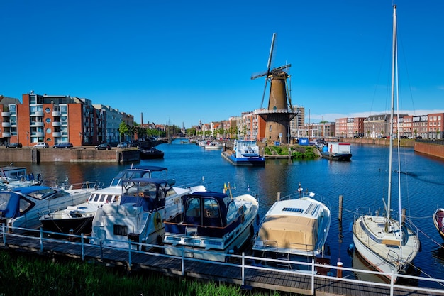 デルフスハーヴェンの港と古い製粉所dedestilleerketelロッテルダムオランダの眺め