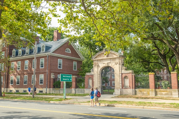 照片看哈佛大学的历史建筑在美国马萨诸塞州的剑桥