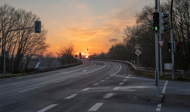 高速道路と明るい夕日の眺め