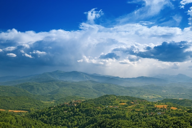Взгляд на холмистой местности области Alba в северной Италии после шторма.
