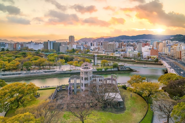 Vista sullo skyline di hiroshima con la cupola della bomba atomica. sito del patrimonio mondiale dell'unesco in giappone