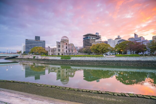 원자 폭탄 돔이 있는 히로시마 스카이라인의 전망. 일본의 유네스코 세계 문화 유산